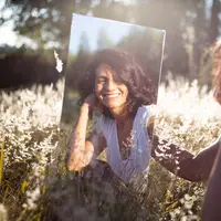 Seorang Introvert cenderung menyukai aktivitas yang lebih tenang. (Foto: Unsplash/Caroline Veronez)