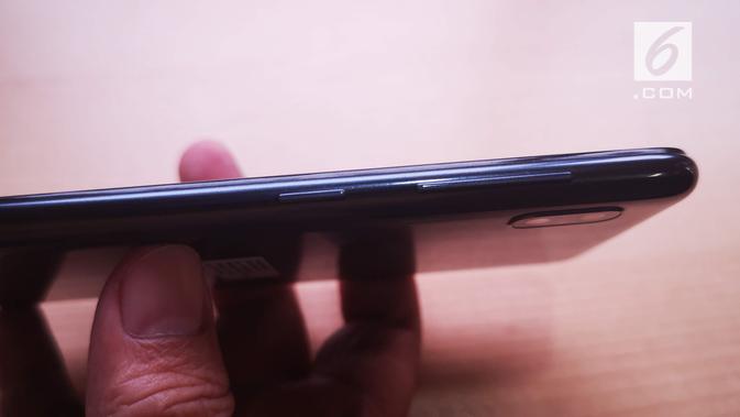 Tampak sisi kanan bodi Galaxy A10. (Liputan6.com/ Yuslianson)