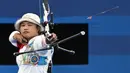 <p>Atlet panahan putri Indonesia, Rezza Octavia melepaskan anak panah saat menghadapi wakil Korea Selatan, Lim Si-hyeon pada babak 32 besar nomor individual putri cabor panahan Olimpiade Paris 2024 di Les Invalides Arena, Paris, Kamis (1/8/2024). (Dok. NOC Indonesia/Antara/Wahyu Putro A)</p>