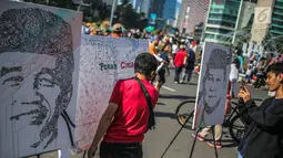 Masyarakat menandatangani dilukisan capres 01 dan 02  yang bertema ‘ Pemilu Penuh Cinta’  saat Car Free day di kawasan Bundaran HI, Jakarta, MInggu (14/4). Kampanye tersebut untuk mengajak masyarakat untuk berpartisipasi dalam Pemilu secara Damai. (Liputan6.com/Faizal Fanani)