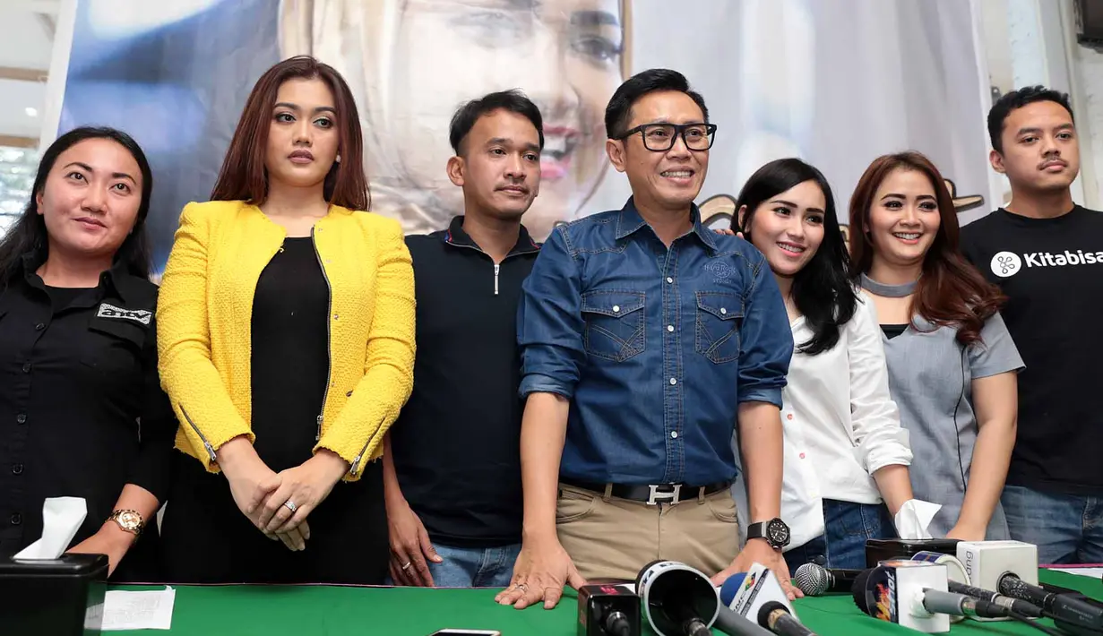 "Kami sudah konsultasi dengan keluarga. Kami sudah konsultasi dengan dokter yang ada, mungkin juga kalau ada rezeki kita akan rekomendasikan ke rumah sakit yang lebih baik lagi," kata Eko Patrio. (Deki Prayoga/Bintang.com)