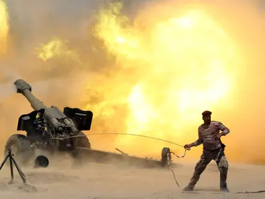 Pasukan keamanan Irak menembakkan senjata ke arah kelompok militan ISIS di dekat Falluja , Irak , 29 Mei 2016. Pasukan Irak memulai operasi untuk merebut kembali wilayah Falluja dari kelompok ISIS. (REUTERS / Alaa Al - Marjani)