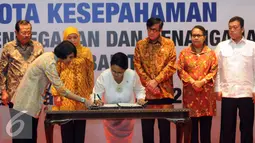 Menlu, Retno Marsudi saat menandatangani MoU di Jakarta, Selasa (23/8). Tujuh Kementerian dan Lembaga seperti Kejaksaan Agung, Kepolisian, Kemenkumham, Kemen PPA, Kemensos, BNP2TKI, dan Kemenlu menandatangani MoU tersebut. (Liputan6.com/Helmi Afandi)