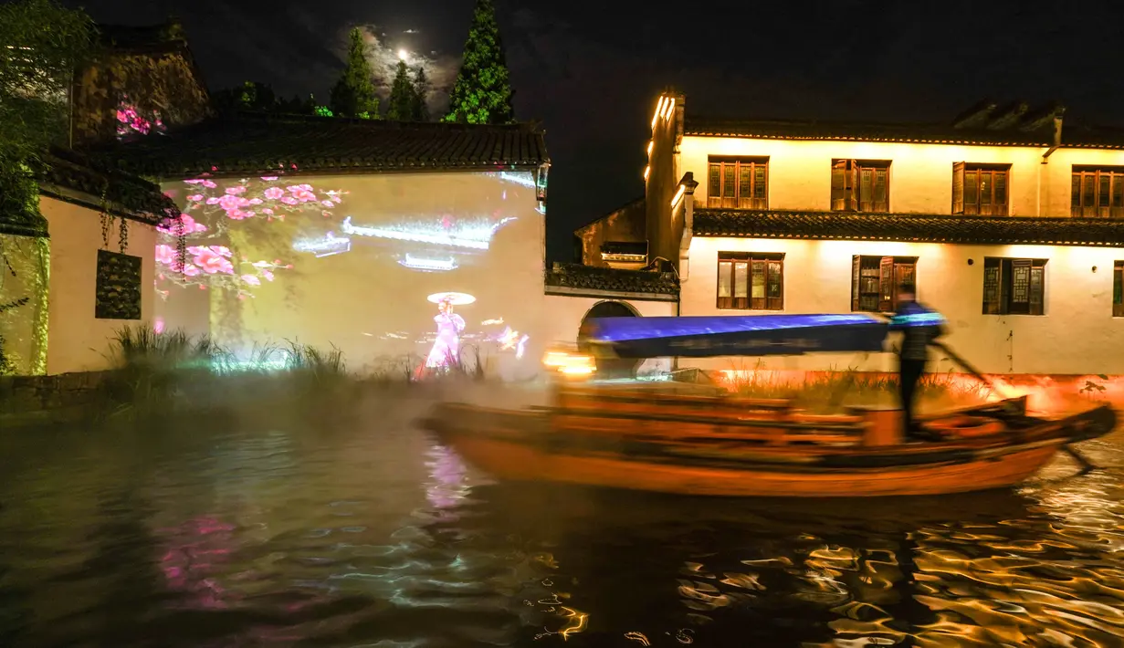 Sebuah perahu berlayar di tengah lentera warna-warni dalam pameran lentera yang digelar untuk merayakan Festival Pertengahan Musim Gugur di Zhouzhuang, Kota Kunshan, Provinsi Jiangsu, China timur, pada 28 September 2020. Pameran lentera tersebut akan berlangsung selama satu bulan. (Xinhua/Yang Lei)