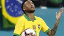 Penyerang Brasil, Neymar Jr berselebrasi usai mencetak gol ke gawang Kolombia selama laga uji coba di Hard Rock Stadium, Florida (7/9/2019). Gol neymar pada menit ke-58 ini menjadi penyelamat Brasil. (AFP Photo/Rhona Wise)