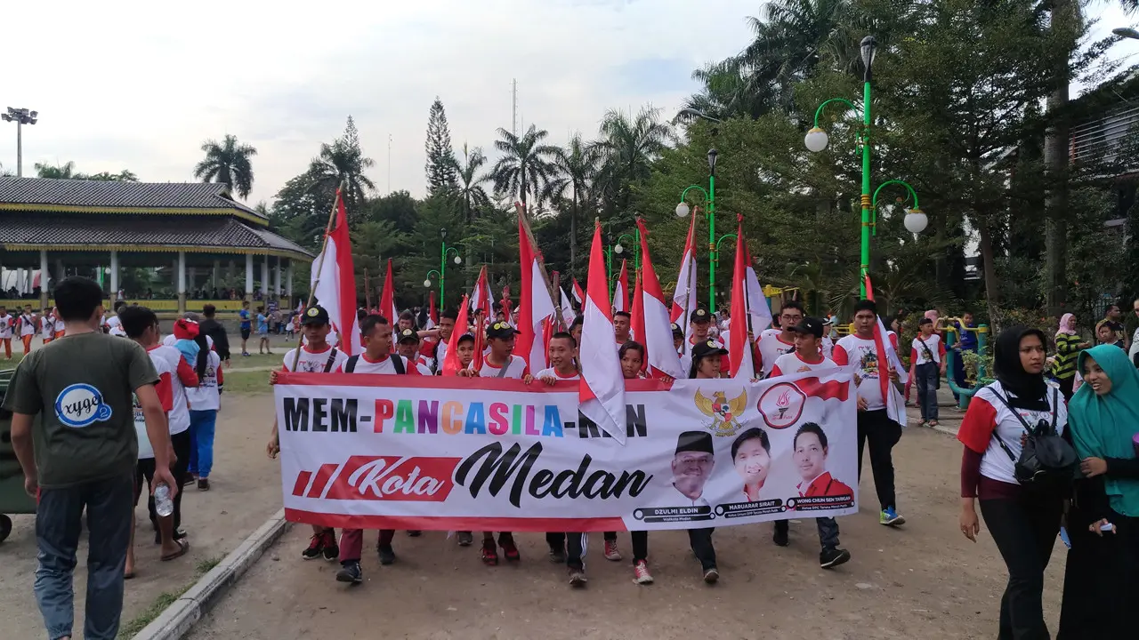 Ribuan warga dari berbagai wilayah di Kota Medan, Sumut, antusias mengikuti Kirab Kebangsaan dan Jalan Sehat Taruna Merah Putih (TMP) di kawasan Lapangan Merdeka. (Liputan6.com/Reza Efendi)