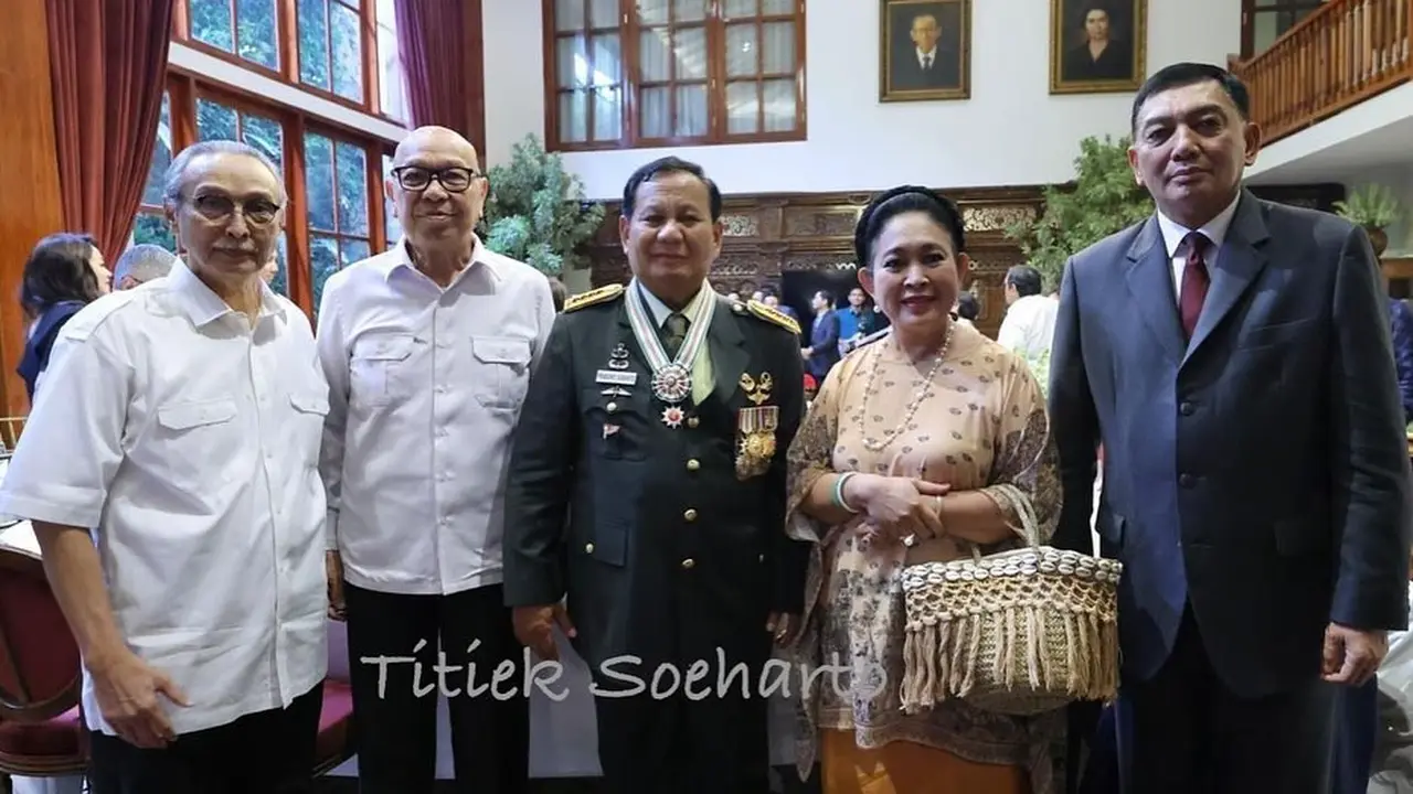 Menteri Pertahanan (Menhan) sekaligus Calon Presiden (Capres) nomor urut 2, Prabowo Subianto membagikan momen buka puasa pertamanya bersama dengan putranya, Didit Hediprasetyo dan mantan istrinya, Siti Hediati Haryadi atau Titiek Soeharto. Itulah top 3 news hari ini.