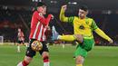 Bek Southampton, Tino Livramento (kiri) berebut bola dengan gelandang Norwich City, Milot Rashica pada laga Liga Inggris 2021/2022 di St Mary's Stadium, Southampton (25/2/2022). Didatangkan dari Chelsea pada awal musim 2021/2022, Toni Livramento langsung jadi andalan Southampton di posisi bek kanan. Sayang, cedera memaksanya absen sepanjang musim 2022/2023. Arsenal dan Chelsea siap menampungnya musim depan. (AFP/Glyn Kirk)