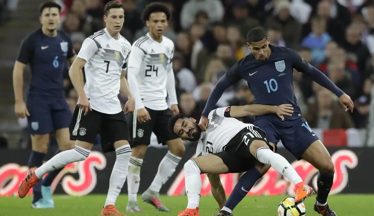 Gelandang Inggris, Ruben Loftus-Cheek, menghindari tekel gelandang Jerman, Ilkay Gundogan, pada laga persahabatan di Stadion Wembley, London, Jumat (10/11/2017). Kedua negara bermain imbang 0-0. (AP/Matt Dunham)