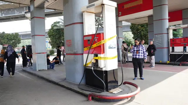 Menteri Perdagangan Zulkifli Hasan menggelar pengamanan di Stasiun Pengisian Bahan Bakar Umum (SPBU) di Rest Area KM 42 B Tol Jakarta-Cikampek, Kabupaten Karawang, Jawa Barat pada Sabtu (23/3/2024). (Dok Kemendag)