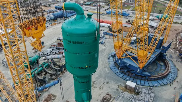 PT Kilang Pertamina Balikpapan (KPB) berhasil melakukan pengangkatan dan pemasangan alat Disenganger/Stripper