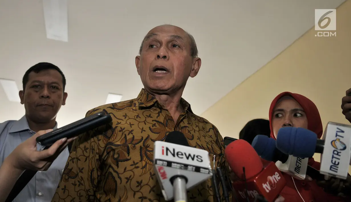 Mantan Kas Kostrad Kivlan Zen memberikan keterangan kepada awak media saat tiba memenuhi panggilan di Gedung Bareskrim Mabes Polri, Jakarta, Senin (13/5/2019). Menurut Kivlan, dalam surat panggilan yang diterimanya tak menyebut dia dipanggil sebagai saksi pada kasus siapa. (merdeka.com/IqbalNugroho)