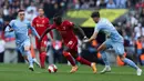 Pemain Liverpool Sadio Mane (tengah) berebut bola dengan pemain Manchester City Phil Foden (kiri) John Stones (kanan) pada pertandingan sepak bola semifinal Piala FA di Stadion Wembley, London, Inggris, 16 April 2022. Liverpool menang 3-2. (Adrian DENNIS/AFP)