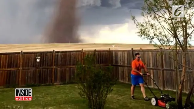 VIDEO: Pria Ini Asyik Memotong Rumput Saat Tornado Datang