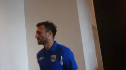 Striker Persib Bandung, Ilija Spasojevic menikmati waktu istirahat di hotel jelang laga final Piala Presiden di Stadion Utama Gelora Bung Karno. (Bola.com/Vitalis Yogi Trisna)