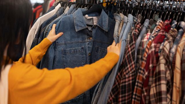 11. Thrifting atau Barang Bekas Berkualitas