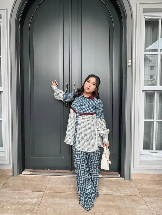 Serta Kiky Saputri dengan setelan tunik motif printed-nya yang elegan. [@dps_diahpermatasari/@kikysaputrii].