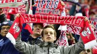 Para suporter RB Leipzig mendukung timnya pada laga Bundesliga, Minggu (6/11/2016). (AFP/John MacDougall)