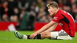 Pemain Manchester United, Rasmus Hojlund terduduk setelah berduel dengan pemain Luton Towd pada laga lanjutan Liga Inggris 2023/2024 di Old Trafford, Manchester, Inggris, 11 November 2023. (AFP/Oli Scarff)