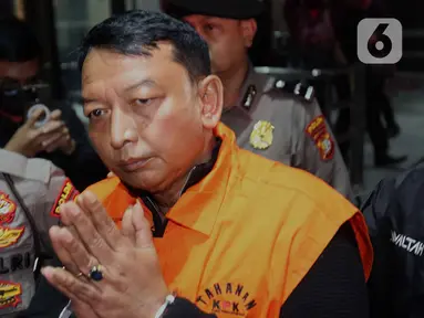 Ketua Pengadilan Negeri Depok, I Wayan Eka Mariarta (EKA) saat dibawa menuju mobil tahanan di Gedung Merah Putih Komisi Pemberantasan Korupsi (KPK), Jakarta, Sabtu (7/2/2026). Komisi Pemberantasan Korupsi (KPK) resmi menahan lima tersangka kasus tindak pidana korupsi terkait penerimaan atau janji dalam pengurusan sengketa lahan di Pengadilan Negeri Depok. Tiga di antaranya merupakan pejabat di lingkungan Pengadilan Negeri (PN) Depok. (Liputan6.com/Helmi Fithriansyah)