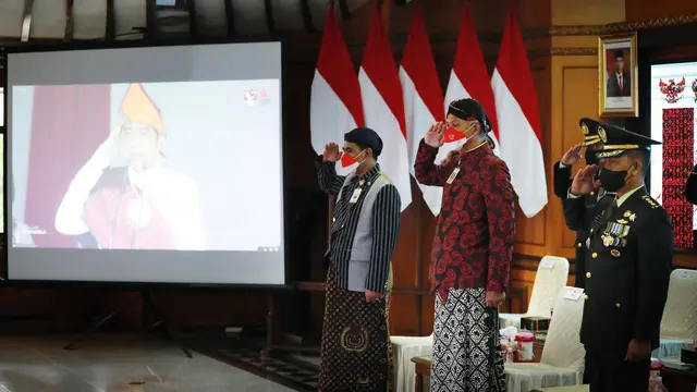 Gubernur Jawa Tengah Ganjar Pranowo mengikuti upacara peringatan Hari Lahir Pancasila Tahun 2022 secara virtual.