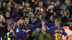 Barcelona meraih kemengan saat menjamu Villareal pada laga lanjutan La Liga Spanyol yang berlangsung di stadion, Camp Nou, Spanyol, Senin (3/12). Barcelona menang 2-0 atas Villareal. (AFP/Lluis Gene)