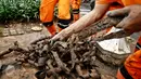 Petugas kebersihan menemukan bungkusan kabel yang menyumbat saluran air di Jalan Merdeka Selatan, Jakarta, Senin (29/2). Basuki Tjahaja Purnama (Ahok) mengatakan adanya dugaan sabotase banjir akibat limbah kulit kabel tersebut (Liputan6.com/Faizal Fanani)