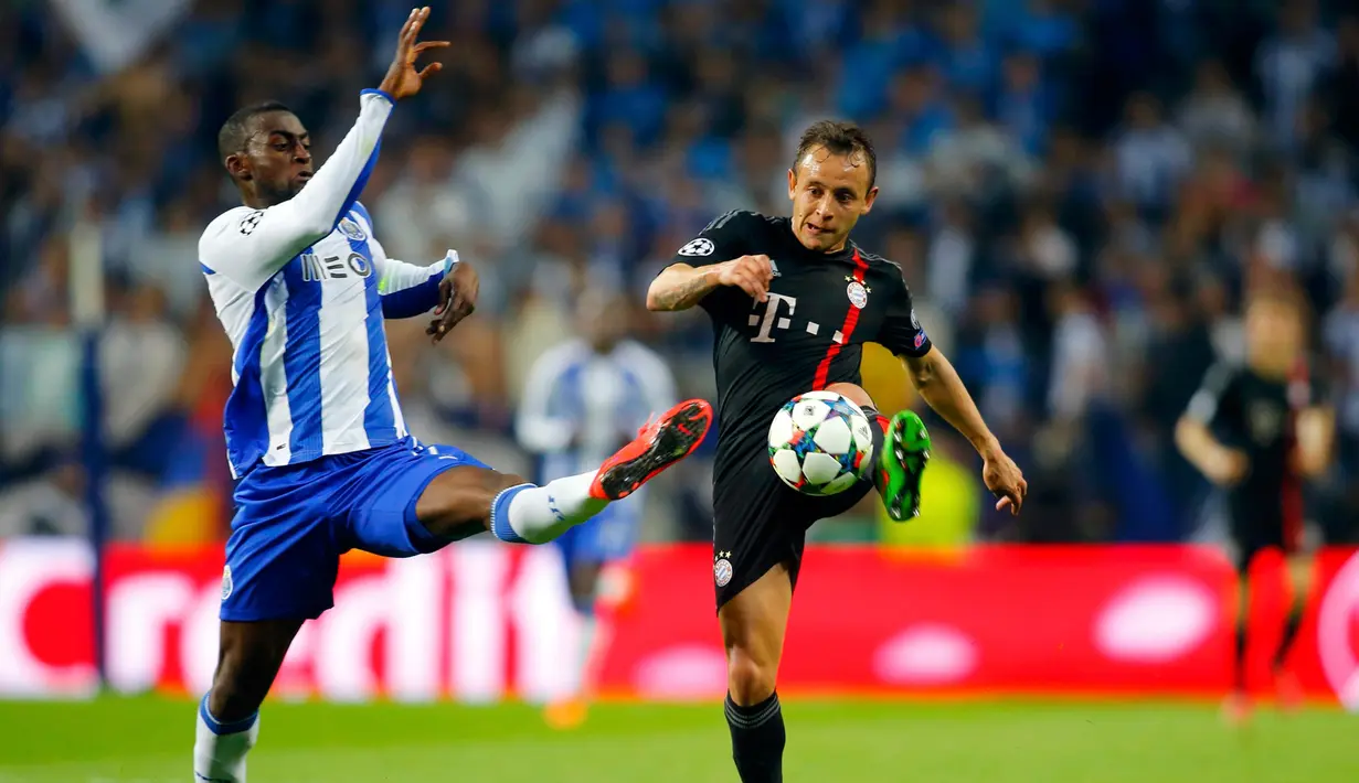 Bek Bayern Munich, Rafinha(kanan) berusaha merebut bola dari pemain Porto Jakson Martinez pada leg 8 besar Liga Champions di Stadion do Dragao, Kamis (16/4/2015). Porto menang 3-1 atas Bayern Munich.(REUTERS/Miguel Vidal)