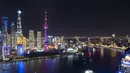 Pertunjukan cahaya di kawasan Lujiazui, Shanghai, China timur (4/11/2020). Sebuah pertunjukan cahaya bertema gelaran Pameran Impor Internasional China (China International Import Expo/CIIE) digelar di Lujiazui pada Rabu (4/11). (Xinhua/Zhang Haofu)