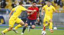 Pemain Spanyol, Ferran Torres, berusaha melewati pemain Ukraina, Ruslan Malinovskiy, pada laga UEFA Nations League di Stadion Olimpiyskiy, Rabu (14/10/2020). Ukraina menang dengan skor 1-0. (AP/Efrem Lukatsky)