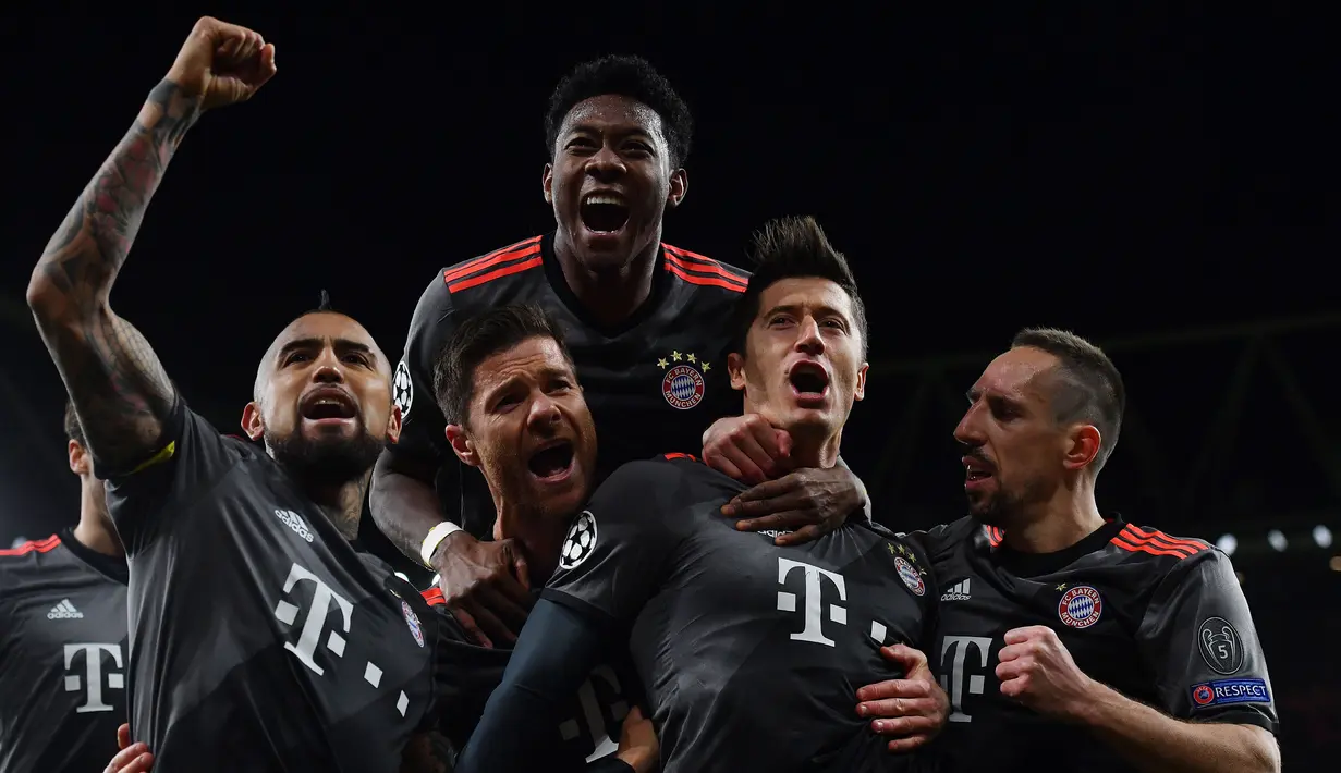 Pemain Bayern Munchen merayakan gol yang dicetak Robert Lewandowski ke gawang Arsenal pada leg kedua babak 16 besar Liga Champions di Stadion Emirates, London, (7/3/2017). Bayern Munchen menang agregat 10-2 atas Arsenal. (AFP/Ben Stansall)