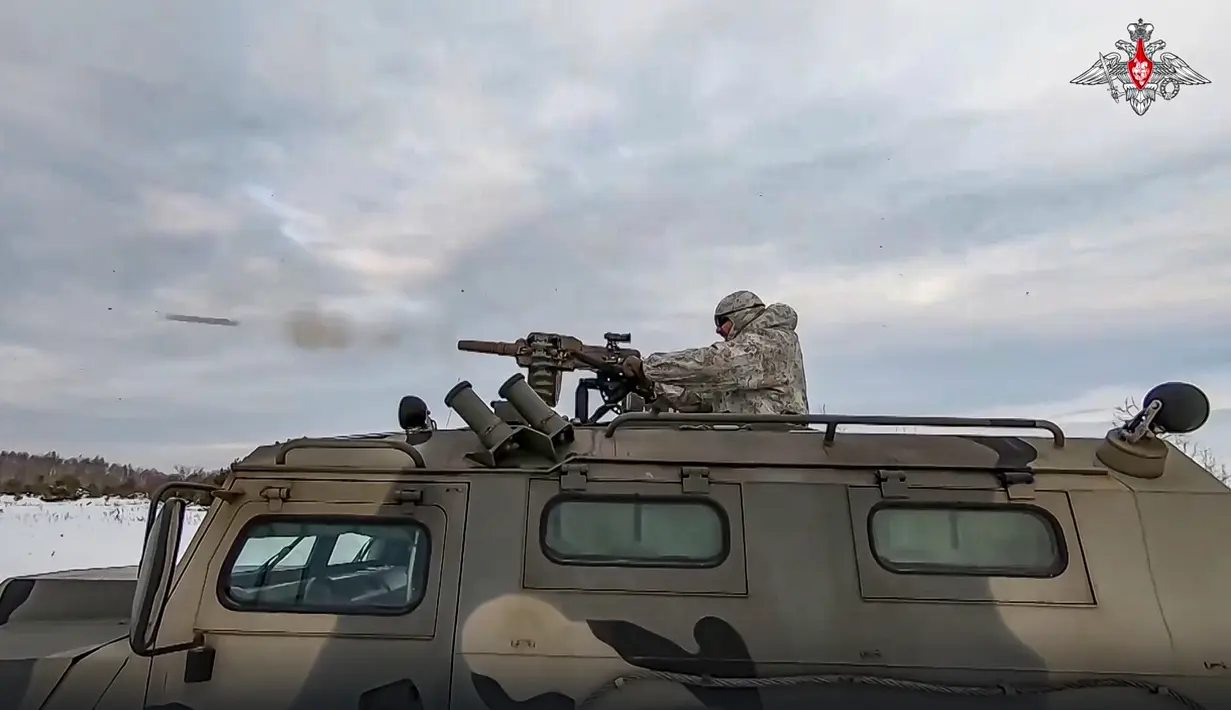 Dalam foto selebaran yang diambil dari video Layanan Pers Kementerian Pertahanan Rusia pada 28 Desember 2022 memperlihatkan seorang tentara Rusia ikut serta dalam latihan di lokasi yang tidak ditentukan di Belarusia. (Russian Defense Ministry Press Service via AP)