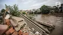 Suasana pemukiman padat penduduk di kawasan bantaran Kali Ciliwung, Jakarta, Rabu(16/11/2022). Pemerintah Provinsi DKI Jakarta akan melakukan normalisasi Kali Ciliwung sepanjang 4,8 kilometer di empat lokasi prioritas yakni Kelurahan Rawajati Cawang, Cililitan, dan Kampung Melayu dengan rancangan anggaran APBD 2023 sebesar Rp469 miliar. (Liputan6.com/Faizal Fanani)