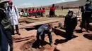 Arkeolog mencari bejana pra-Hispanik dalam penggalian di Kuil Kalasasaya, Tiwanaku, Bolivia, Rabu (18/9/2019). Bejana tersebut merupakan persembahan pada pemakaman seseorang yang memiliki garis keturunan bangsawan. (AP Photo/Juan Karita)