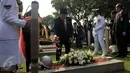 Wapres Jusuf Kalla melakukan tabur bunga seusai memimpin upacara peringatan Hari Pahlawan di Taman Makam Pahlawan Kalibata, Jakarta, Selasa (10/11). Upacara peringatan Hari Pahlawan tersebut rutin dilakukan setiap 10 November. (Liputan6.com/Johan Tallo)