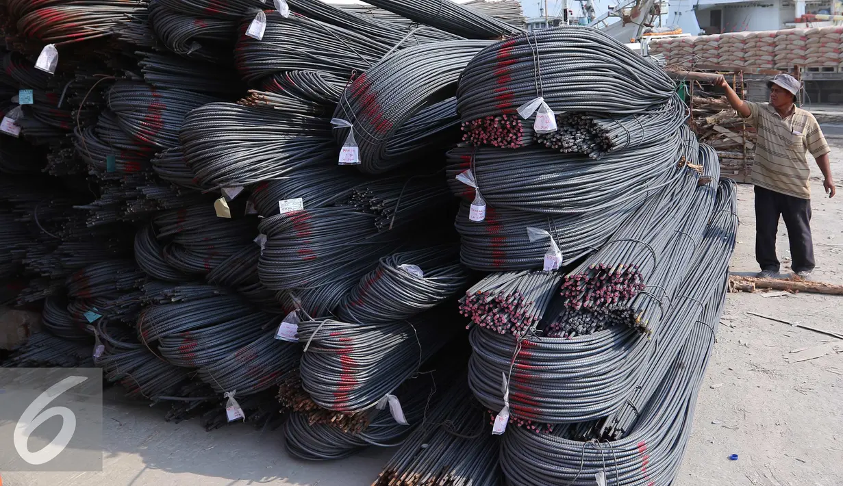 Buruh memeriksa besi baja di Pelabuhan Sunda Kelapa, Jakarta Utara, Selasa (9/8). Pada bulan Februari 2016, besi 8 mm Standar Nasional Indonesia (SNI) dijual seharga Rp30.000 per batang dan bulan Maret naik menjadi Rp36.000. (Liputan6.com/Angga Yuniar)