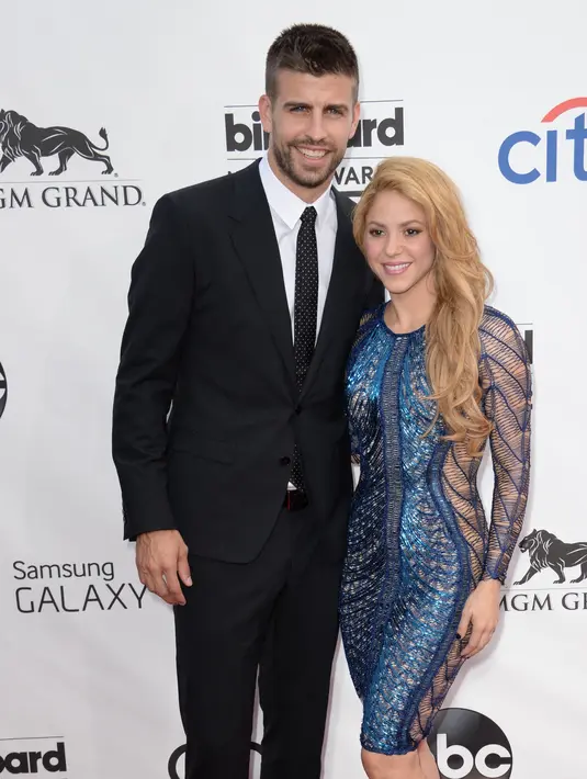<p>Penyanyi Kolombia Shakira dan pasangannya pesepakbola Spanyol Gerard Pique tiba di Billboard Music Awards 2014, di Las Vegas, Nevada pada 18 Mei 2014. Dalam sebuah pernyataan yang dirilis pada 4 Juni 2022, Shakira dan Gerard Pique mengumumkan perpisahannya di tengah panasnya isu soal perselingkuhan sang pesepak bola. (AFP PHOTO / ROBYN BECK)</p>
