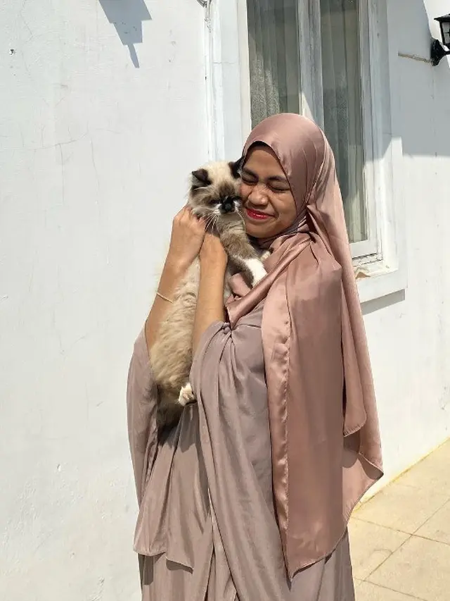Potret Ayla Azuhro bersama kucing (Sumber: Instagram/ayla.aazz)