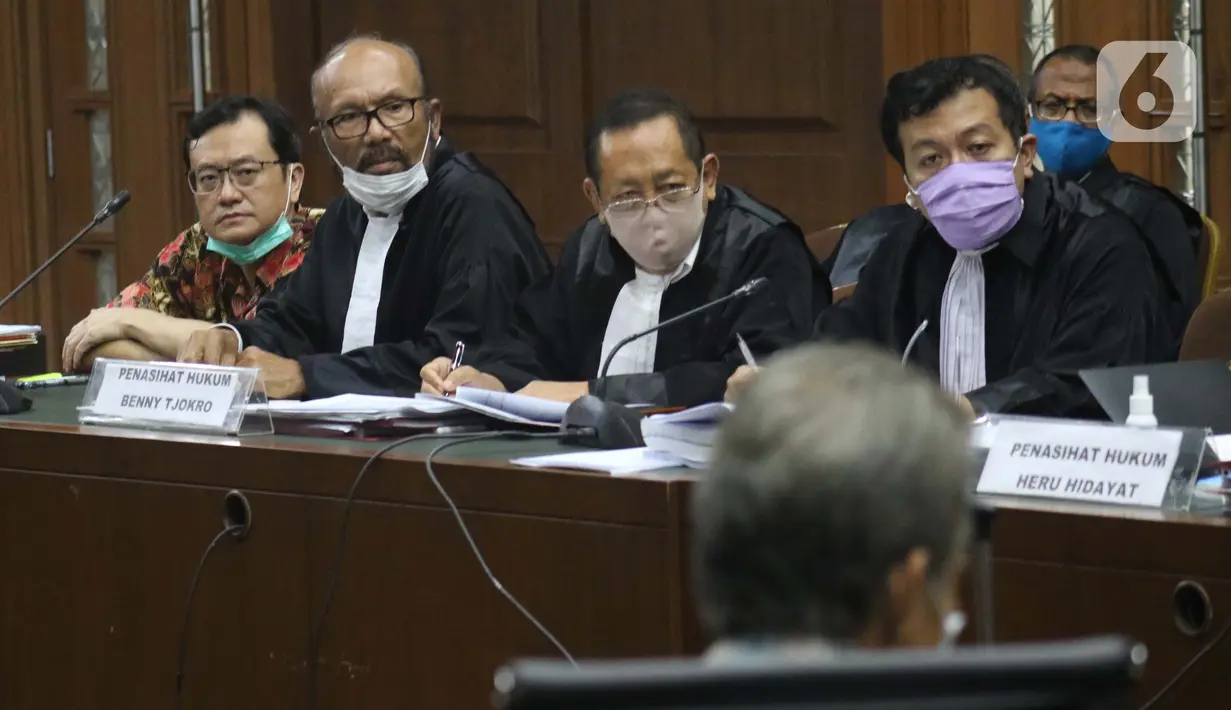Terdakwa kasus dugaan korupsi di PT Asuransi Jiwasraya dari kalangan pengusaha, Benny Tjokrosaputro (kiri) saat menjalani sidang lanjutan di Pengadilan Tipikor Jakarta, Senin (6/7/2020). Sidang mendengar keterangan saksi. (Liputan6.com/Helmi Fithriansyah)