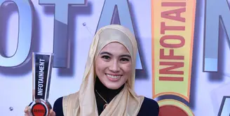 Momen spesial di ajang penghargaan Infotainment Awards 2017, Alyssa Soebandono berhasil membawa pulang piala. Mengalahkan beberapa nama lainnya, pialanya ini dipersembahkan untuk para wanita berhijab diIndonesia. (Adrian Putra/Bintang.com)