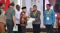 Acara penyerahan sertifikat pendaftaran tanah sistematis lengkap (PTSL) oleh Wakil Presiden Republik Indonesia, Prof. DR. (H.C.) K.H Ma’ruf Amin, di Gedung Theater Papua Youth Creative Hub (PYCH), pada Rabu (11/10/2023).