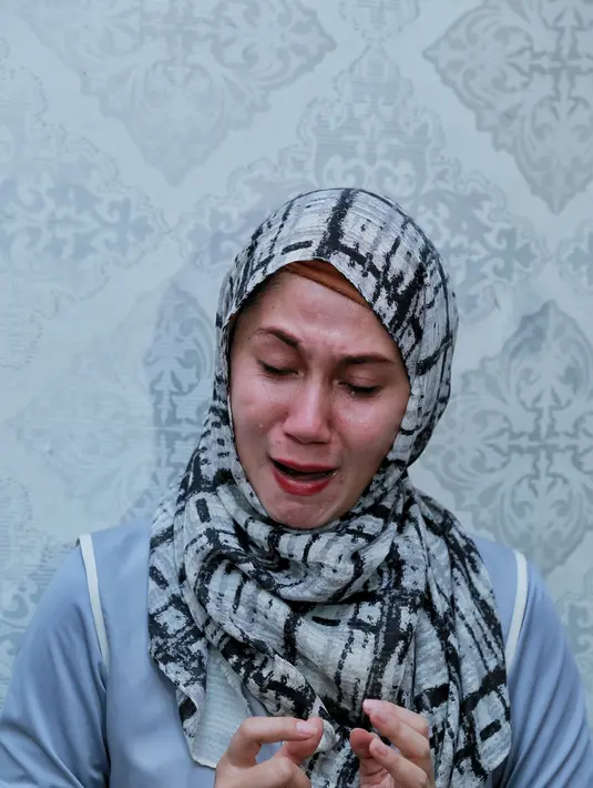 "Kalau kancing baju aku copot, ayah yang jahitin. Dia suka nyetrika baju anak-anaknya. Dia sering masak dan bisa bungkus ketupat, aku saja enggak bisa. Ayah itu juga seperti ibu rumah tangga," ucap Marini meneteskan air mata. (Adrian Putra/Bintang.com)