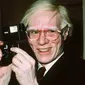 Potret seniman pop Andy Warhol yang tampak tersenyum di New York, AS pada tahun 1976.(Photo credit: AP Photo/Richard Drew, FILE)