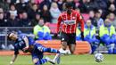 Pemain PSV Eidnhoven, Noni Madueke (kanan) berebut bola dengan pemain Heracles Almelo, Giacomo Quagliata pada laga lanjutan Liga Belanda 2022/2023 di Phillips Stadium, Eindhoven, 6 Maret 2022. Pada bursa transfer Januari 2023, Madueke direkrut Chelsea dengan harga 35 juta euro. (AFP/ANP/Olaf Kraak)