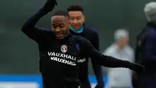 Penyerang Inggris, Raheem Sterling menggiring bola saat mengikuti latihan di Spartak Zelenogorsk, St. Petersburg, Rusia,(2/7). Inggris akan berhadapan dengan Kolombia pada babak 16 besar Piala Dunia 2018. (AP Photo / Alastair Grant)