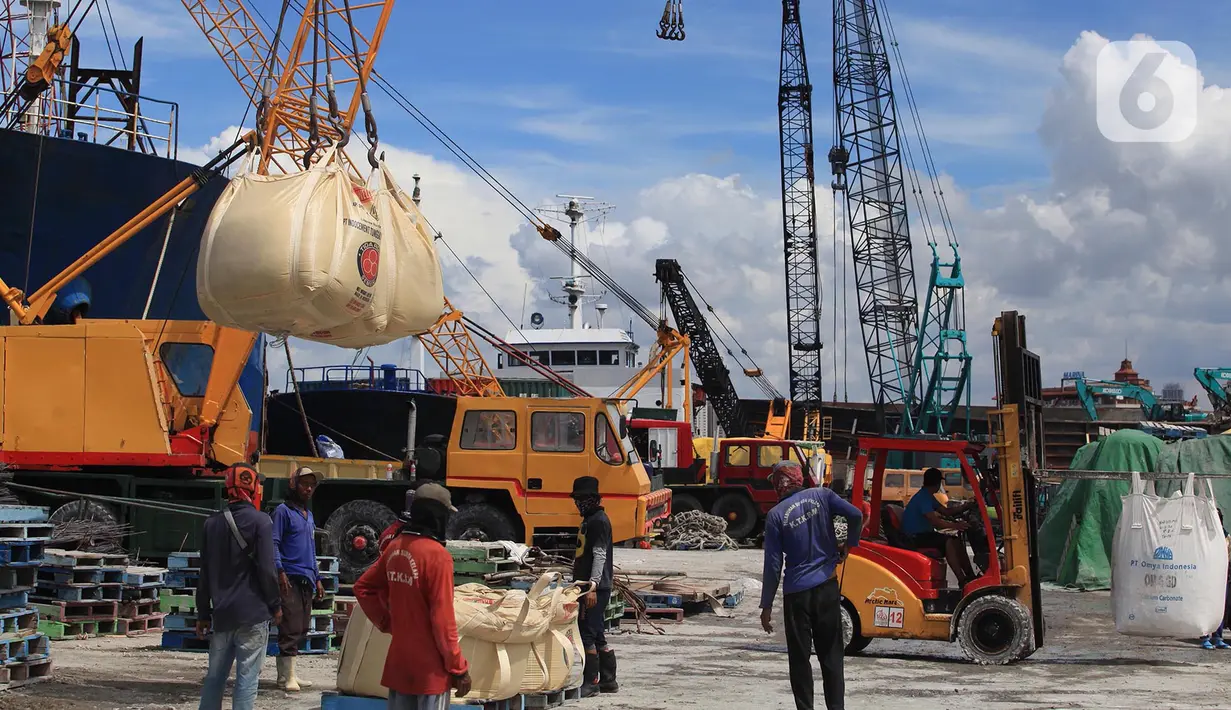 Sejumlah buruh saat bongkar muat di kawasan pelabuhan Sunda Kelapa, Jakarta, Sabtu (21/11/2020). Usai diterjang banjir rob yang melanda Pelabuhan Sunda Kelapa, aktivitas bongkar muat kembali normal. (merdeka.com/Imam Buhori)
