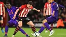 Gelandang Southampton, Pierre-Emile Hojbjerg, berebut bola dengan gelandang Liverpool, Naby Keita, pada laga Premier League di Stadion St Mary, Southampton, Jumat (5/4). Southampton kalah 1-3 dari Liverpool. (AFP/Glyn Kirk)