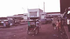 Jalanan depan Stasiun Bandung medio 90an. (Source: Facebook/Indonesia Tempo Dulu)