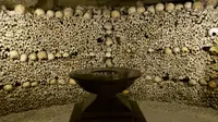 Menghabiskan malam Halloween dengan menginap bersama 6 juta tengkorak mayat di Catacombs of Paris. Hiyy..!