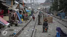 Sejumlah warga beraktivitas di rel kereta di kawasan Kampung bandan, Jakarta, Selasa (28/7/2015).  Pemprov DKI Jakarta berencana menata sekitar Stasiun dengan membangun rumah susun yang memanfaatkan lahan milik PT KAI. (Liputan6.com/Faizal Fanani)